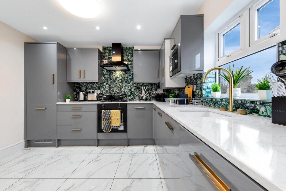 Lovely 4-br In Leyton - Sleeps 14, Near Tube