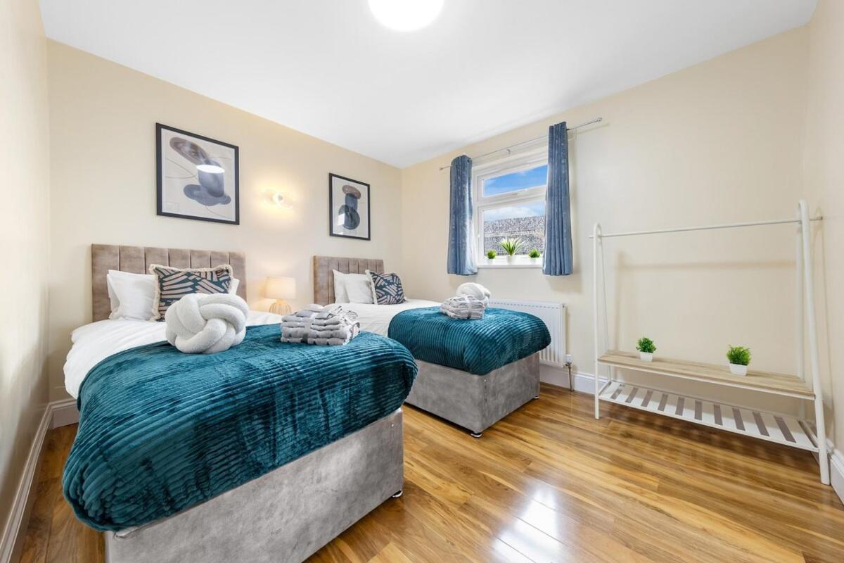 Hébergement de vacances Lovely 4-br In Leyton - Sleeps 14, Near Tube Londres